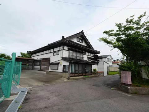 This is a second-hand house in a quiet residential area.