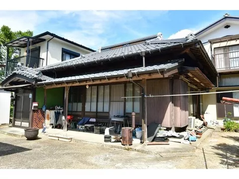 Spacious 7SLDK with ample rooms, surrounded by greenery, suitable for country living or vacation homes