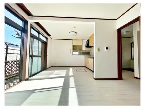 A bright home with two-sided lighting in all rooms, achieving a peaceful new life in a quiet residential area!