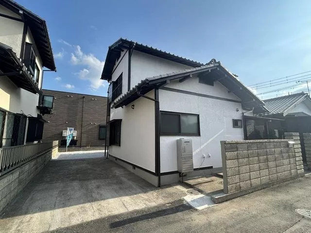 Renovated 3LDK, parking for 2 cars, water facilities replaced, 4 minutes on foot to the supermarket