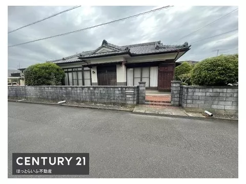 This property is spacious with a 120 tsubo lot on a southeast corner.