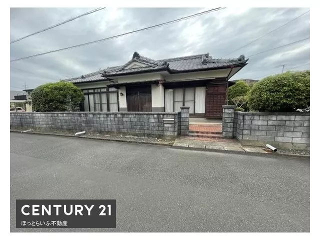 This property is spacious with a 120 tsubo lot on a southeast corner.