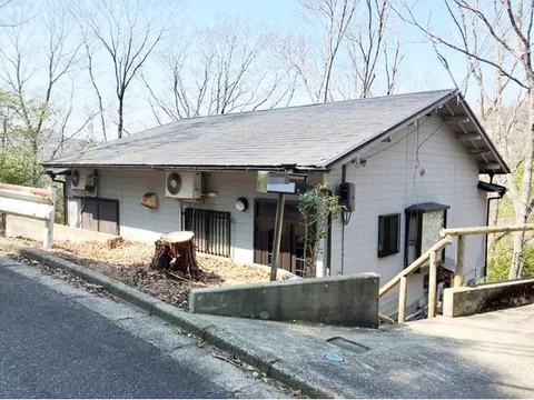 Current status: vacant house! Parking space for 2 cars available! Land area according to official records is 227.00㎡, a spacious property!