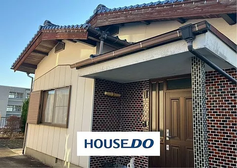 Used single-family home with multiple parking spaces available