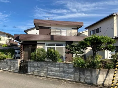 Conveniently located within a 10-minute walk from all supermarkets, convenience stores, and hospitals.