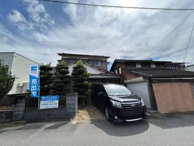 Open house event scheduled. Renovation expected to be completed in late December 2026. A spacious parking lot is available for a 5LDK residence.