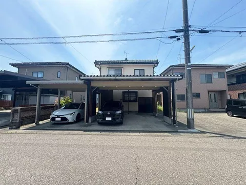 Carport for 3 cars! All rooms are over 8 tatami mats. Spacious 3LDK + storage + sunroom.