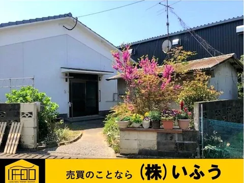 A calm living environment close to parks and green spaces! The road in front has little traffic and is quiet.
