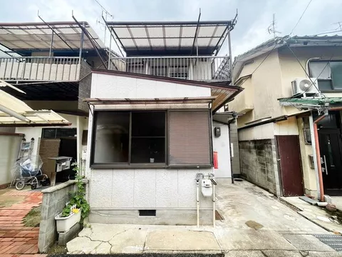 3LDK layout with approximately 13.2 tatami mat LDK + 3 rooms that can also be considered as renovation materials