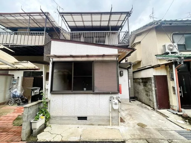 3LDK layout with approximately 13.2 tatami mat LDK + 3 rooms that can also be considered as renovation materials