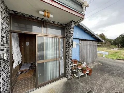 A Showa retro-style single-story house located in a tranquil area with a field in Kawabe Town.