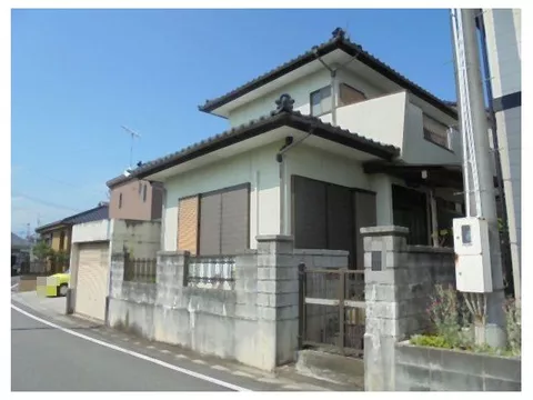 Good accessibility! Commercial facilities such as convenience stores are within walking distance!