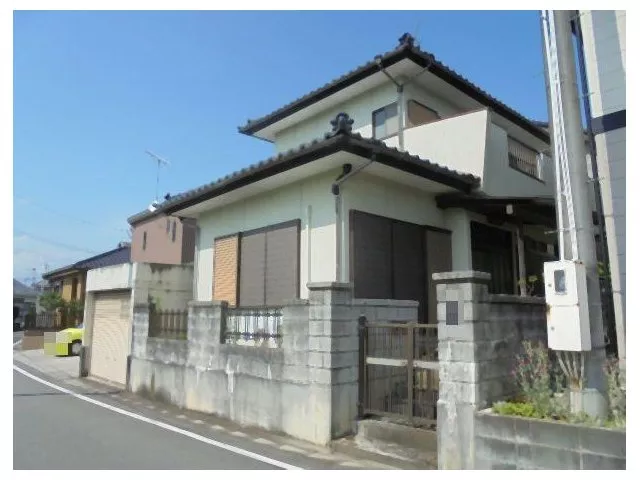 Good accessibility! Commercial facilities such as convenience stores are within walking distance!