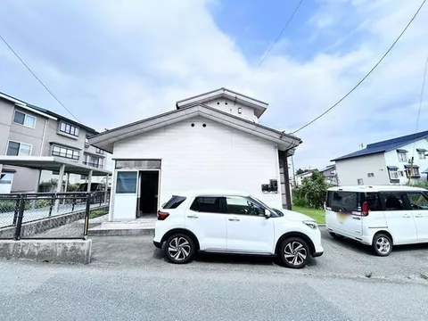 【Has water leakage】2-story 4DK, with a connected Japanese-style room and parking for 2 cars, easy to use separately single-family home - Image 3