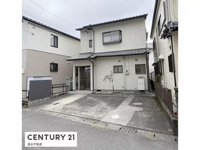 ● 4SLDK ● Convenience store, post office, and restaurants within approximately 5 minutes on foot