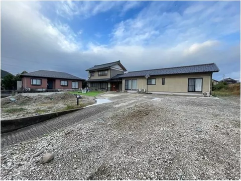Site area of approximately 587 tsubo! Also has a detached house, recommended for two-family living!