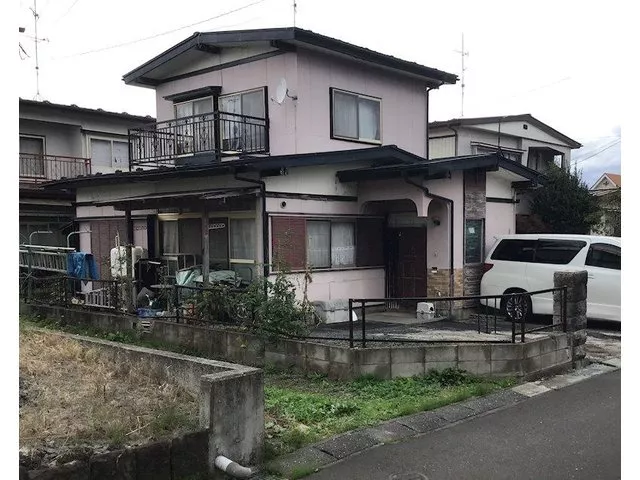 This property is within walking distance of supermarkets and drugstores!