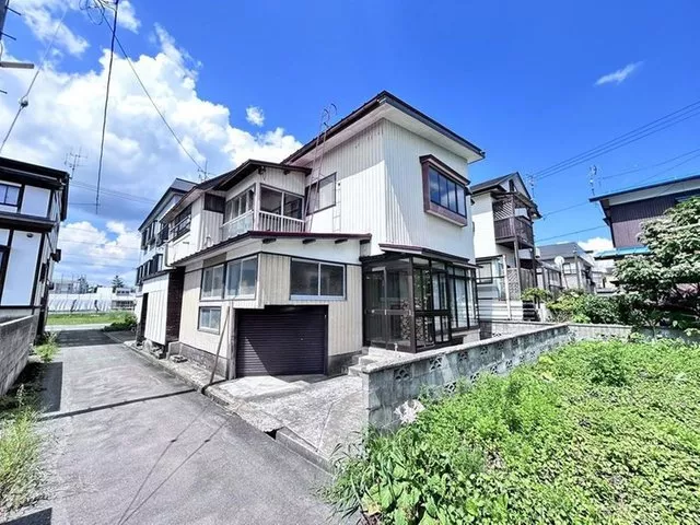 Two-story 7SDDKK house with a continuation room, a Japanese-style room, and an 11.5-tatami Western-style room, with a storage room.