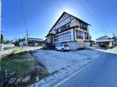 A two-story 10SLDK house on a site of approximately 328 tsubo, with a connected Japanese-style room and a spacious garden for versatile use