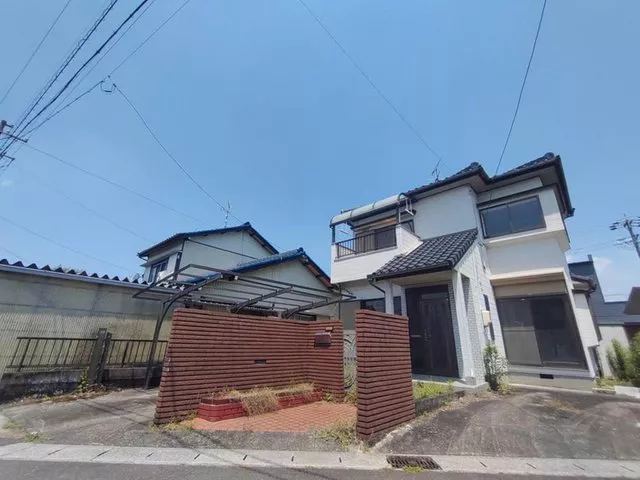 【Southeast facing × Parking for 2 cars】Wide road in front for safe driving♪ Peaceful living environment with a supermarket nearby!
