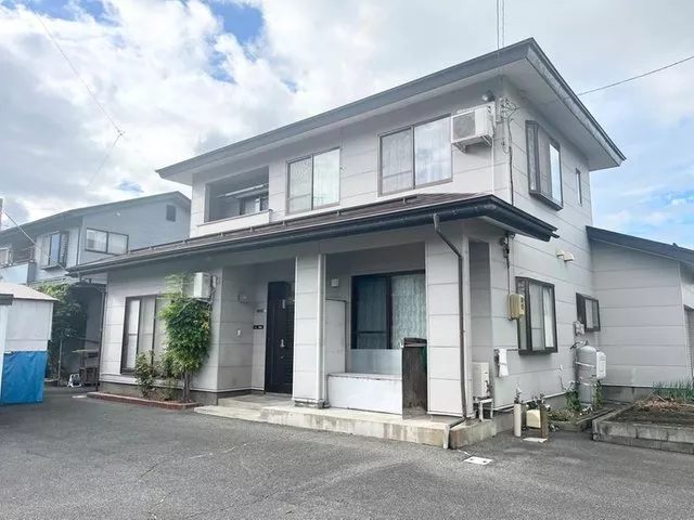 A residence in a quiet residential area, with a roof balcony overlooking below