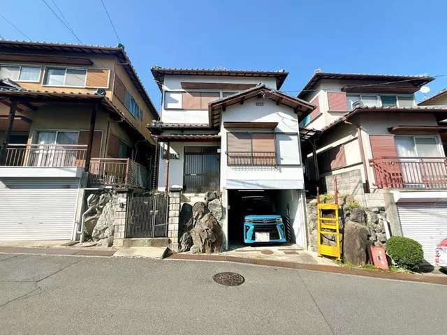 Renovated in 2017! 3-minute walk to Rokujō Elementary School ◎ Spacious 4SLDK layout ♪