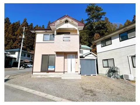 [Open House Held] [Interior and Exterior Renovated] [Immediate Move-In Possible] Parking for 2 standard cars available. 3