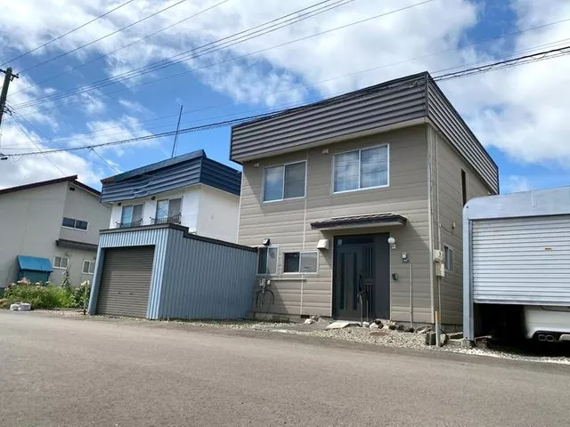 ◆Land for sale with an old house on a 60-tsubo lot◆ A great location just 6 minutes on foot from JR Hakodate Main Line "Kamihoromukai" Station