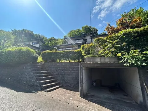 A spacious home on approximately 114 tsubo of land. Enjoy a relaxed lifestyle on a spacious lot.