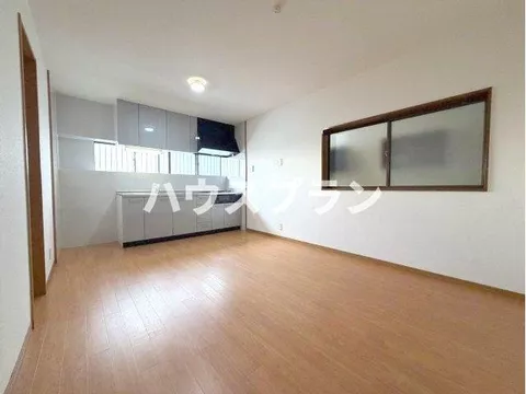 3-story wooden and reinforced block structure property♪ Garage with shutter, parking for 2 cars available!