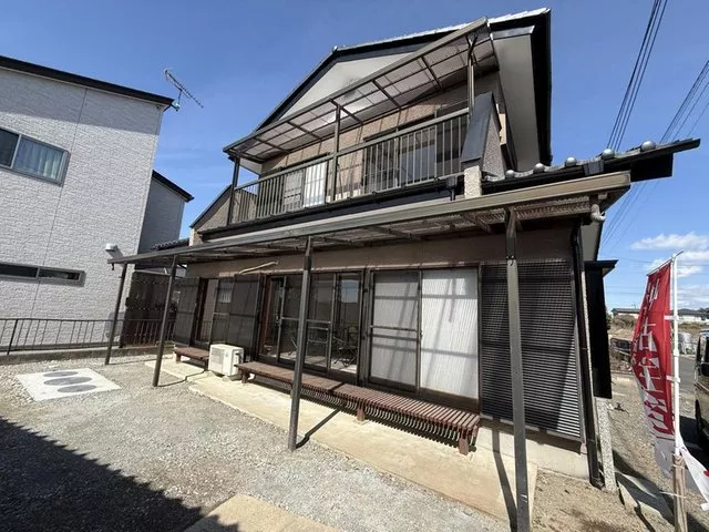 Used house with renovated interior and exterior. Comprehensive renovation including replacement of all water facilities