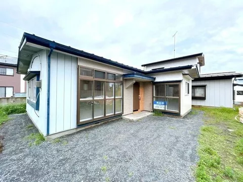 Open house event held / Interior and exterior renovation in progress / Single-story / Earthquake-resistant construction / Parking for 4 cars available /