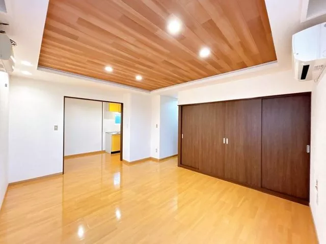 [Open House Held] [Renovation Completed, Move-in Possible Within the Year] Mainly focused on exterior construction