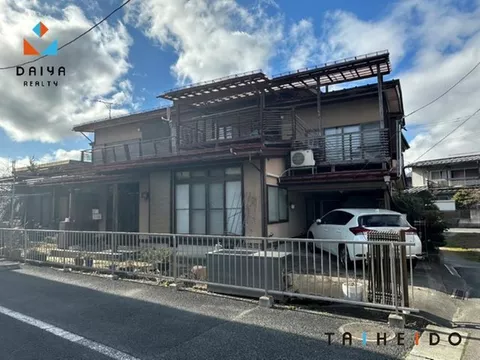 Good access to Route 13. Numerous shopping facilities nearby, making it a convenient location for daily life
