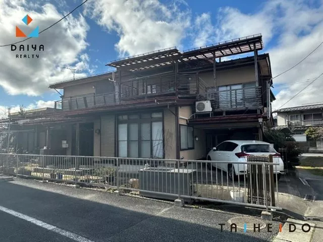 Good access to Route 13. Numerous shopping facilities nearby, making it a convenient location for daily life
