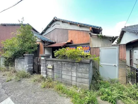 It can also be considered as a rental property. It is a popular single-story house.