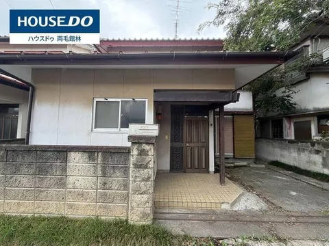 This is a used house with 3DK within a 7-minute walk from a supermarket and drugstore.