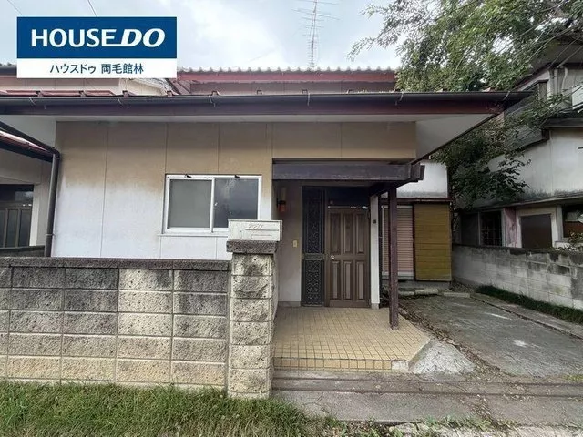 This is a used house with 3DK within a 7-minute walk from a supermarket and drugstore.
