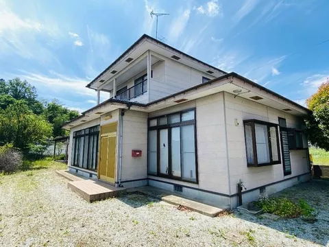 ■ Interior cleaned / 171 tsubo land / storage shed available / environment with no nearby concerns.