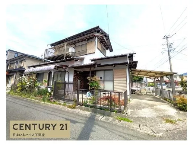 A 4LDK with a sense of openness on a corner lot and a calm living environment. Multiple convenient facilities are also available.