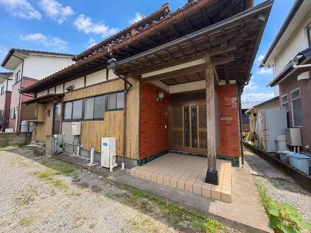 Within walking distance to elementary and junior high schools ♪ Spacious 5DK! Parking for 2 cars available!