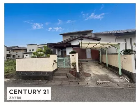 ●3LDK●Japanese-style room available●Supermarkets and educational facilities are within a 10 to 15-minute walk.
