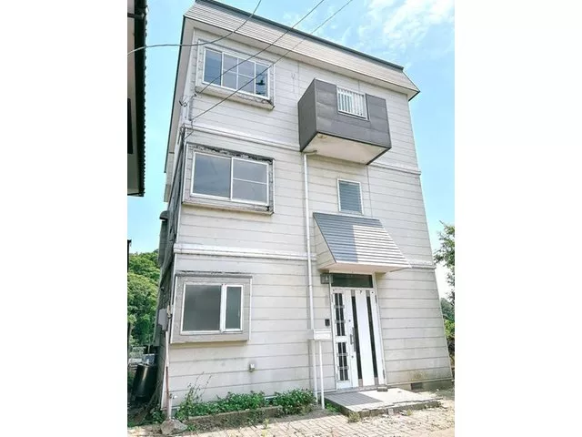 Takai Real Estate ☆ 6LDK, 3-story used house in a quiet residential area for 9 million yen