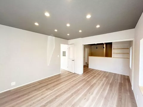 [Open house held] [Under renovation] Front road width approximately 6m / Parking for 3 cars available