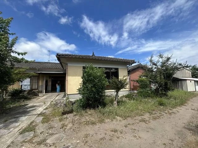 A single-story house with a lot area of 679 tsubo, featuring a smooth workflow for household chores and a dirt floor, 6LDKK.