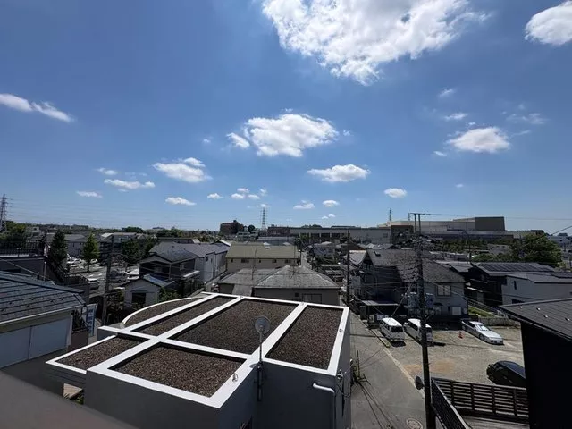 A view with elevation changes visible from home at Terrace Mall Matsudo, with good sunlight exposure.