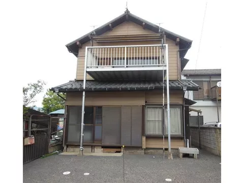 Convenient for commuting, schooling, and shopping! Good sunlight!! Includes backyard and storage! There is a dirt floor!!