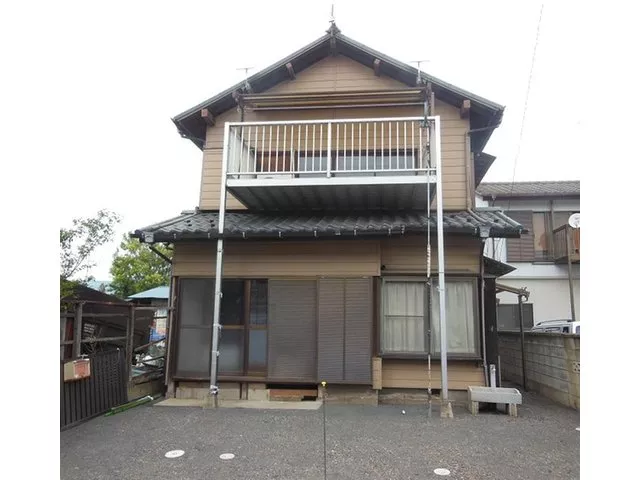 Convenient for commuting, schooling, and shopping! Good sunlight!! Includes backyard and storage! There is a dirt floor!!