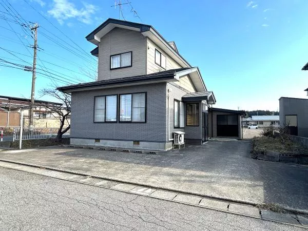 24 minutes on foot from JR Ou Main Line "Izumigawa Asahikawa" Station