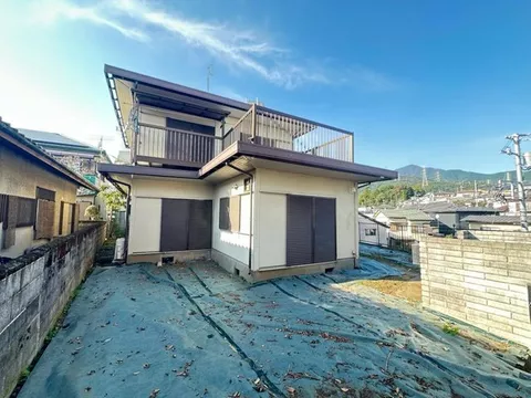 ■Lightweight steel frame two-story building♪■Built in December 1977■Approximately 80 tsubo spacious land♪